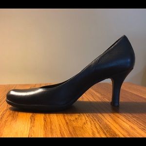 Black leather Gianni Bini high heels